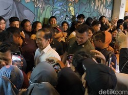 Jokowi Malming di Gatsu Solo, Tonton Penampilan Musisi Tuna Netra