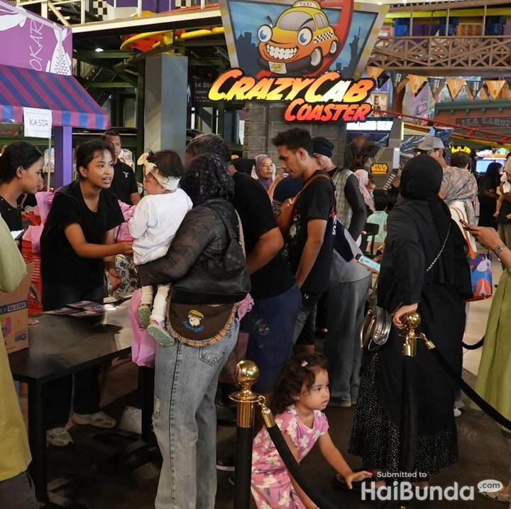 <p>Para Bunda dan Si Kecil perlu melakukan registrasi terlebih dahulu untuk mendapatkan nomor peserta dan <em>goodie bag</em> yang telah disediakan. Acara kemudian diawali dengan pembukaan MC yang menjelaskan terkait peraturan lomba. (Foto: HaiBunda/Atmaja Kurniawan & Nathania Widya)</p>