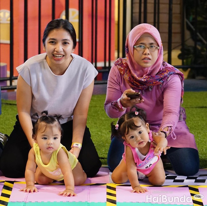 <p>Perlombaan yang dimulai pukul 09.00 WIB ini diikuti oleh 500 peserta, lho. Mulai dari <em>batch</em> pertama, Ayah dan Bunda terlihat antusias ketika memberikan dukungan kepada Si Kecil yang ikut lomba. (Foto: HaiBunda/Atmaja Kurniawan & Nathania Widya)</p>