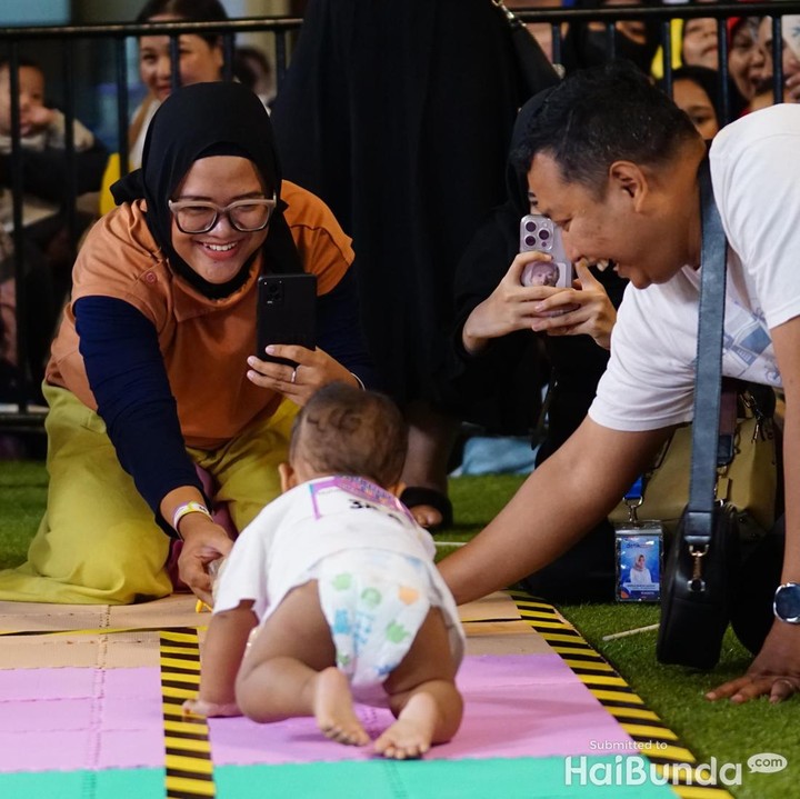 <p>Bahkan, tak sedikit juga orang tua yang membawa barang-barang untuk menarik perhatian Si Kecil agar lebih cepat lagi merangkak sampai garis finish. Mulai dari botol susu, kunci kendaraan, boneka, hingga makanan Si Kecil. (Foto: HaiBunda/Atmaja Kurniawan & Nathania Widya)</p>