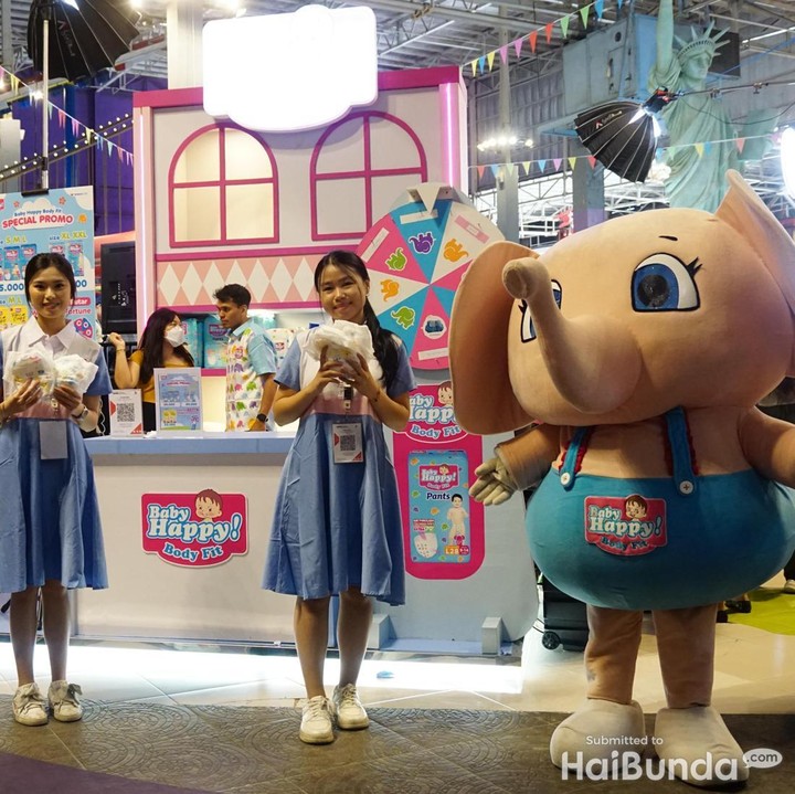 <p>Lomba merangkak ini didukung oleh Baby Happy Body Fit Pants. Ini merupakan popok bayi yang memberikan daya serap tinggi, perekat <em>ultra sonic,</em> permukaan popok stabil, hingga sirkulasi udara yang membuatnya tidak panas. (Foto: HaiBunda/Atmaja Kurniawan & Nathania Widya)</p>