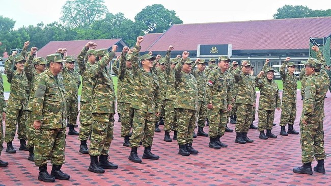 Presiden Prabowo Subianto disebut bakal membujuk para personil Kabinet Merah Putih untuk berjamu ke Ibu Kota Nusantara (IKN).