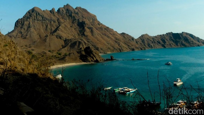 Seenggaknya sekali seumur hidup traveler menjejak Pulau Padar di Nusa Tenggara Timur (NTT). Di sini, rasanya tentram dan nyaman usai melepaskan pandangan sejauh-jauhnya.