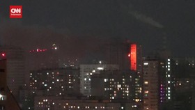 VIDEO: Drone Rusia Hantam Apartemen di Kyiv, Picu Kebakaran Besar