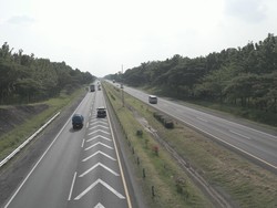 Sejumlah Mobil Pecah Ban gegara Lubang di Tol Cipali, Pengelola Buka Suara
