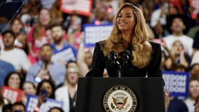 FOTO: Daya Magnet Beyonce Kampanyekan Kamala Harris
