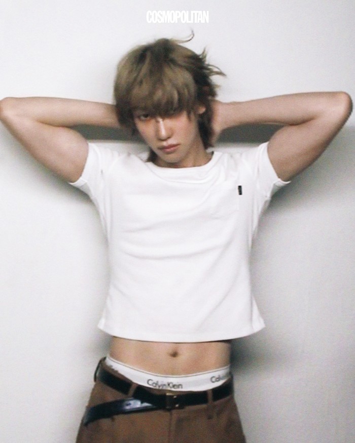 Dalam foto ini, artis Korea yang akan genap berusia 27 tahun pada 7 November 1997 mendatang itu berpose memamerkan lengan dan perut berototnya. Penampilan seksinya dalam balutan crop top sontak mencuri perhatian. / Foto: instagram.com/cosmopolitankorea