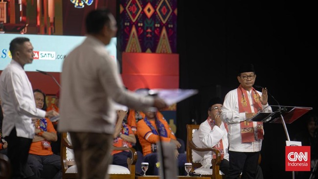 Direktur Eksekutif Indonesia Political Opinion (IPO) Dedi Kurnia Syah mengatakan ada sejumlah faktor yang membuat elektabilitas RK-Suswono stagnan.