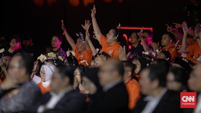 Politikus NasDem Bestari Barus terlihat duduk di bangku barisan pendukung Pramono-Rano Karno dalam debat ketiga Pilgub Jakarta malam ini.