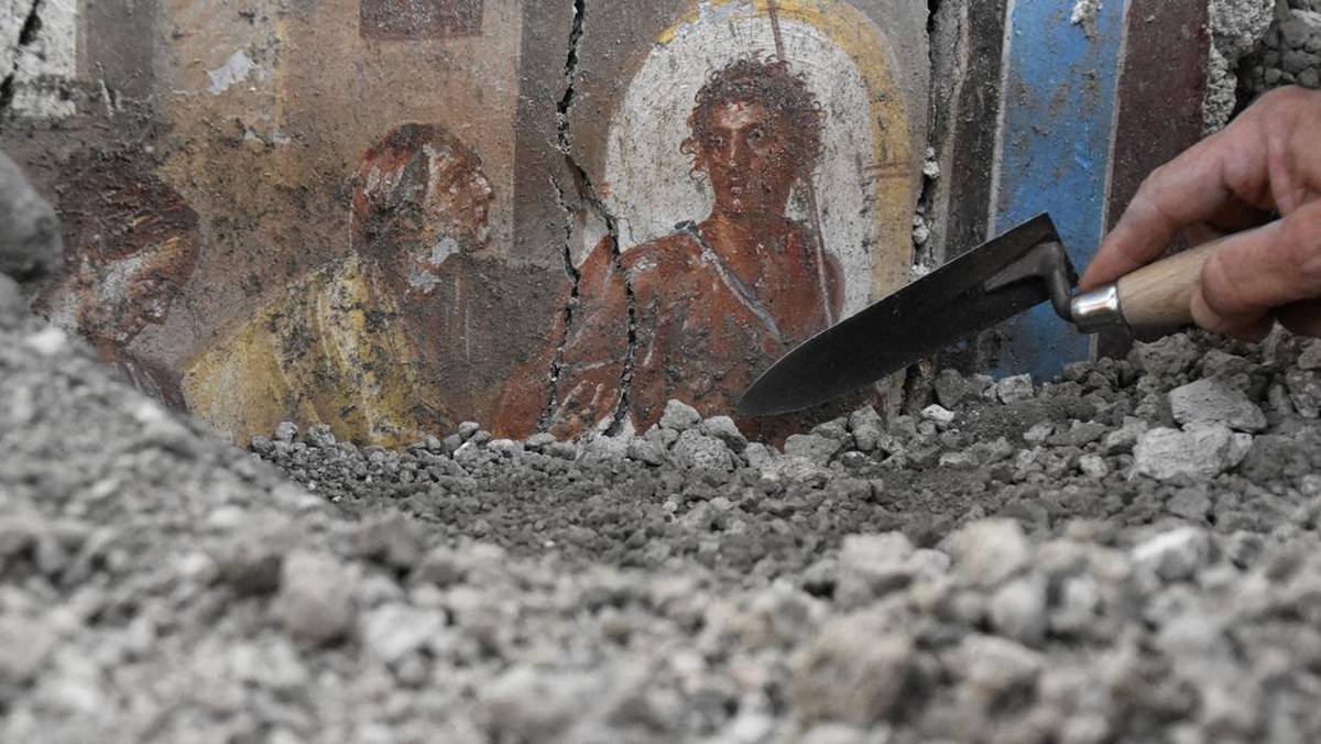 detail-rumah-yang-dihias-dengan-mewah-namun-berukuran-sangat-kecil-dengan-lukisan-dinding-adegan-mitologi-yang-terawat-baik-te-4_169 Barikade gerbang yang dilanda awan panas