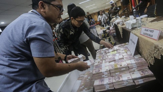 PPATK bakal ikut menelusuri transaksi finansial nan berangkaian dengan eks pejabat MA Zarof Ricar menyusul temuan duit tunai Rp920 miliar.