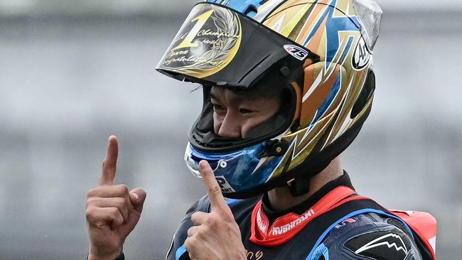 Pembalap asal Jepang Ai Ogura meluapkan perasaannya setelah berhasil menjadi juara dunia Moto2 2024, Minggu (27/10).