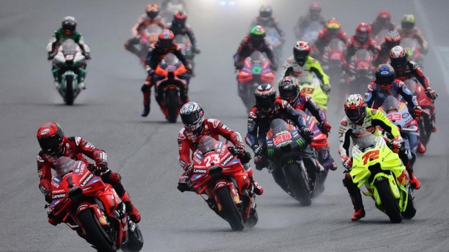 Francesco Bagnaia berhasil menang MotoGP Thailand 2024 disusul Jorge Martin di posisi kedua dalam balapan kondisi hujan di Sirkuit Buriram, Minggu (27/10).