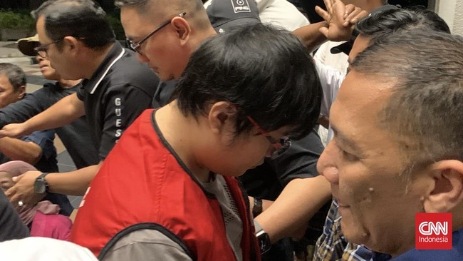 Ronald Tannur, terpidana kasus pembunuhan terhadap kekasihnya, Dini Sera Afarianti yang sempat bebas akhirnya ditangkap.
