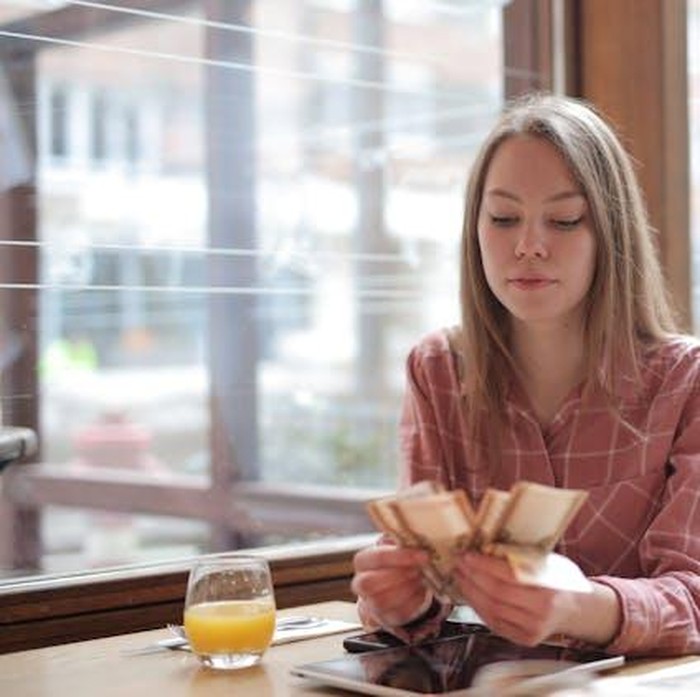 Sisihkan Dana untuk Tabungan di Awal/Foto: Pexels.com/Andrea Piacquadio