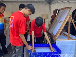 Melihat Keterampilan Teman Tuli di Bandung Mengolah Kertas Daur Ulang