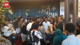 VIDEO: Jokowi Nikmati Malam di Kota Solo. Layani Warga Foto Bareng