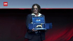 VIDEO: Johnny Depp Terima Lifetime Achievement Award di Roma