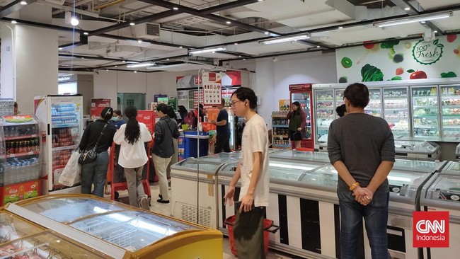 Sejumlah pengunjung yang awalnya melihat-lihat akhirnya tergoda membeli beberapa barang kebutuhan karena harga murah di Transmart Full Day Sale.