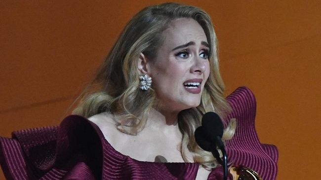 Adele tak bisa menahan tangisannya saat melihat Celine Dion berada di antara kursi penonton konser residensinya di Las Vegas.