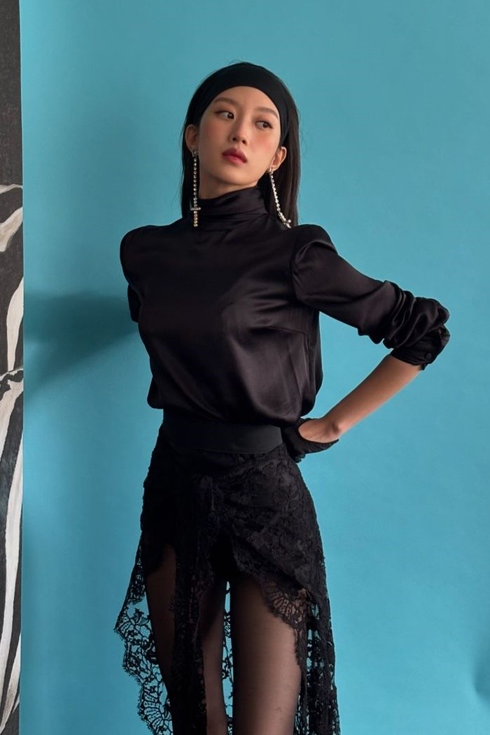 Agar all black outfit tidak terkesan monoton, pilihlah tekstur yang fun! Contohnya lace skirt yang dipadu dengan turtleneck satin ala Moon Ga Young berikut ini./ Foto: Instagram/m_kayoung