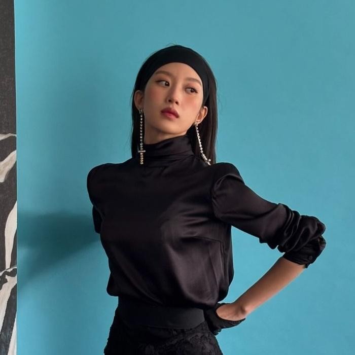 Agar all black outfit tidak terkesan monoton, pilihlah tekstur yang fun! Contohnya lace skirt yang dipadu dengan turtleneck satin ala Moon Ga Young berikut ini./Foto: Instagram/m_kayoung