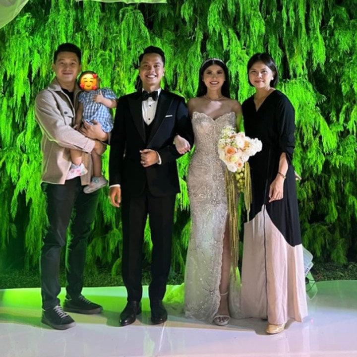 <p>Tamu lain yang juga hadir adalah Greysia Polii, Bunda. Mantan atlet bulu tangkis ini datang bersama sang suami Felix Djimin dan putri semata wayang mereka Jessia Selah Djimin. Greysia dan suami kompak mengenakan pakaian bernuansa warna hitam dan cokelat krem. (Foto: Instagram @greyspolii)</p>