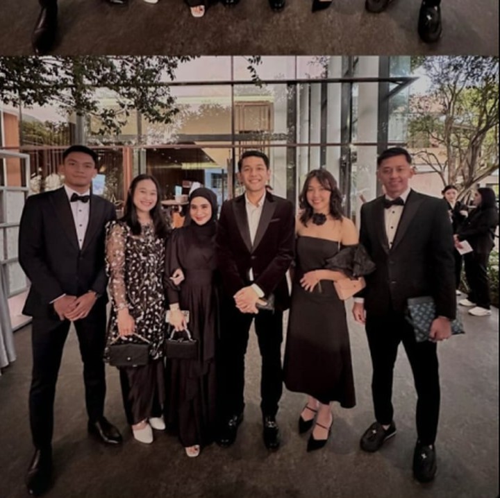 <p>Pernikahan Anthony Sinisuka Ginting dan Mitzi Abigail turut dihadiri oleh pemain bulu tangkis Tanah Air. Mereka yang datang kompak mengenakan pakaian bernuansa hitam, Bunda. (Foto: Instagram @fajaralfian95)</p>