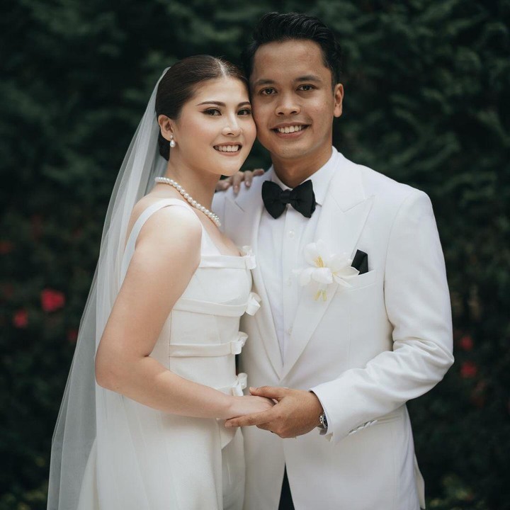 <p>Pemain bulu tangkis Anthony Sinisuka Ginting resmi menikah dengan wanita pujaannya Mitzi Abigail pada Sabtu (26/10/24). Acara pernikahan berlangsung di Amaryllis Boutique Resort di Cisarua, Bogor. (Foto: Instagram @sinisukanthony @mitziabigail)</p>