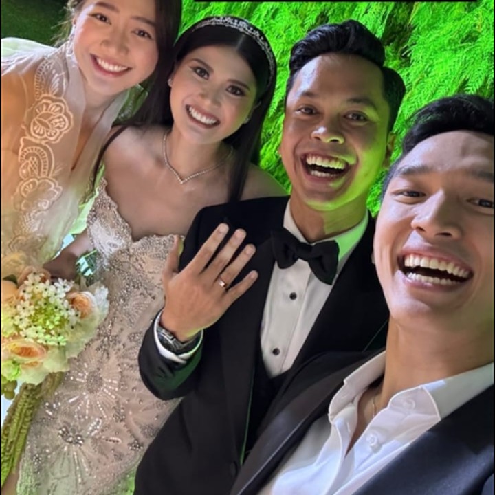 <p>Salah satu tamu yang hadir di pernikahan ini adalah atlet bulu tangkis Jonatan Christie. Ayah satu anak ini datang bersama sang istri Shania Junianatha. Jonatan Christie membagikan potret saat foto bersama kedua pengantin di pelaminan. (Foto: Instagram @jonatanchristieofficial)</p>