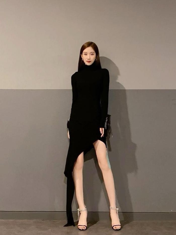 Black asymmetric dress ala Moon Ga Young ini cocok untuk Beauties yang membutuhkan outfit pesta formal. Model turtleneck dan lengan panjang membuat dress ini lebih tertutup dan terkesan formal./ Foto: Instagram/m_kayoung