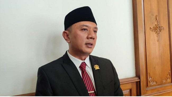 Wakil Ketua DPRD Jawa Timur, Deni Wicaksono, menekankan pentingnya perhatian pemprov terhadap pemberdayaan kaum muda, terutama tantangan ketenagakerjaan.