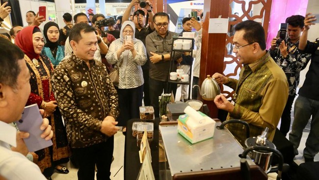 Pj Gubernur Sumsel Elen Setiadi membuka acara Semarak UMKM Sriwijaya 2024 dan mendorong para UMKM lokal bisa menembus pasar internasional.