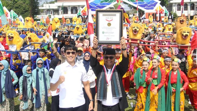 Pemkab Subang mencetak sejarah dengan meraih rekor dari Museum Rekor Dunia Indonesia (MURI) melalui kegiatan Gotong Sisingaan terbesar di dunia.