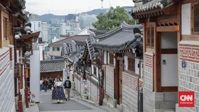 Desa Hanok Bukchon yang dikenal punya rumah tradisional khas Korea Selatan. Ini adalah salah satu tujuan wisata paling populer di Seoul.
