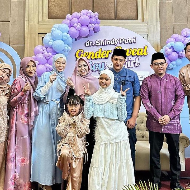 <p>Tampaknya semua tamu yang hadir di acara <em>tasyakuran</em> dan <em>gender reveal</em> ini mengenakan <em>dress code</em> berwarna pink dan biru muda. Seperti acara gender reveal lainnya, para tamu sepertinya diminta untuk menebak jenis kelamin anak kedua dr.Shindy dengan mengenakan baju warna pilihannya. (Foto: Instagram @dr.shindyputri_)</p>