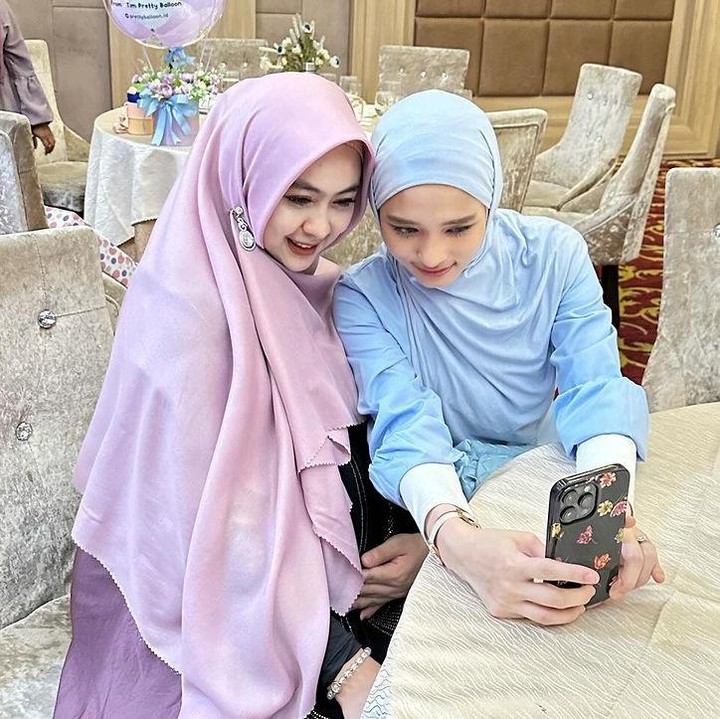 <p>dr. Shindy dan suami menggelar tasyakuran dan gender reveal dengan sederhana. Keduanya mengundang sahabat dekat. Salah satu yang hadir adalah Bunda Seleb Inara Rusli. Bunda tiga anak ini mengenakan pakaian berwarna serba biru. (Foto: Instagram @dr.shindyputri_)</p>