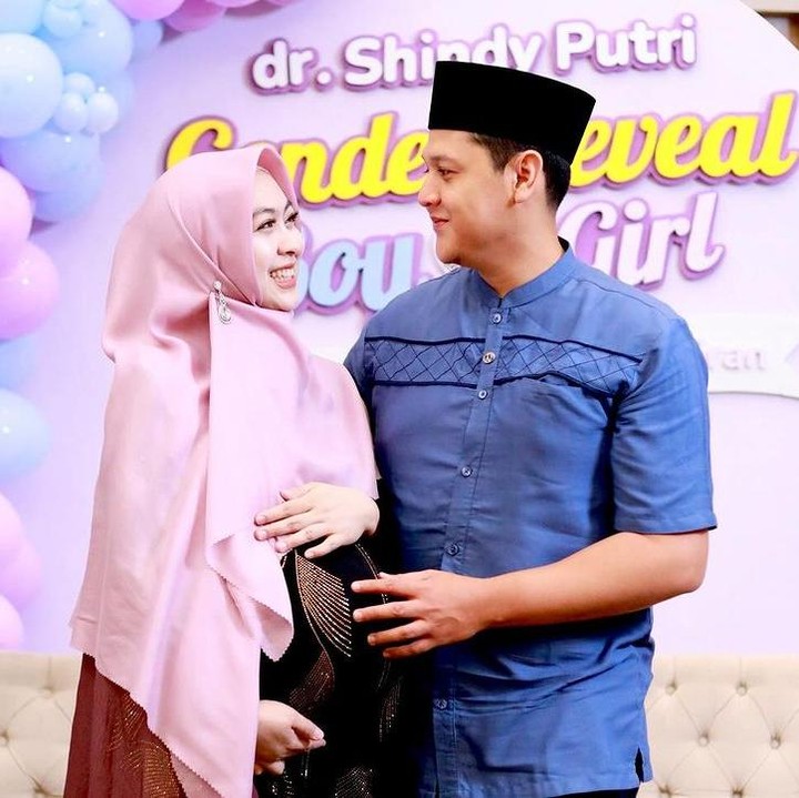 <p>Dokter dan content creator kesehatan, dr. Shindy Putri, tengah menanti kelahiran anak kedua, Bunda. Kakak Ria Ricis ini baru saja menggelar acara tasyakuran dan <em>gender reveal</em> untuk mengungkap jenis kelamin anak keduanya. (Foto: Instagram @dr.shindyputri_)</p>