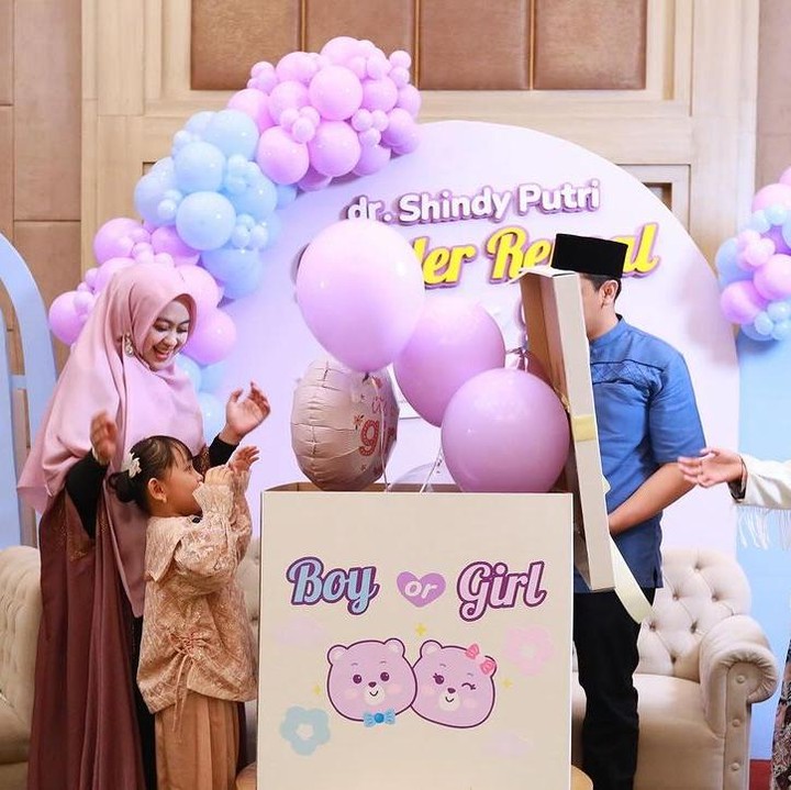 <p>Waktu yang ditunggu-tunggu tiba. Acara puncak <em>tasyakuran</em> dan<em> gender reveal</em> ini adalah mengungkap jenis kelamin anak kedua dr. Shindy yang ternyata dalah bayi perempuan. Kehadiran bayi perempuan ini tampaknya begitu dinanti dr. Shindy dan suami yang sebelumnya telah dikarunai seorang anak laki-laki. "<em>Alhamdulillah</em>.. <em>Tasyakuran</em> dan <em>Gender Reveal</em> hari ini berjalan dengan lancar, <em>It’s a Baby Girl</em>," tulisnya di Instagram. (Foto: Instagram @dr.shindyputri_)</p>
