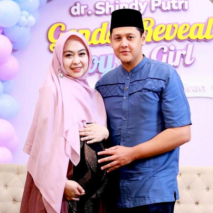 <p>Acara <em>tasyakuran</em> dan <em>gender reveal</em> ini berjalan dengan lancar, Bunda. dr. Shindy tampak mengenakan pakaian bernuansa warna pink, sementara suaminya Arif Rahman memakai baju koko biru. Warna pakaian yang dikenakan keduanya ini terbilang khas untuk acara gender reveal, pink merujuk ke bayi perempuan dan biru untuk bayi laki-laki. (Foto: Instagram @dr.shindyputri_)</p>