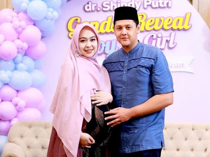 7 Potret Dokter Shindy Gelar Gender Reveal Anak Kedua, akan Dikaruniai Baby Girl