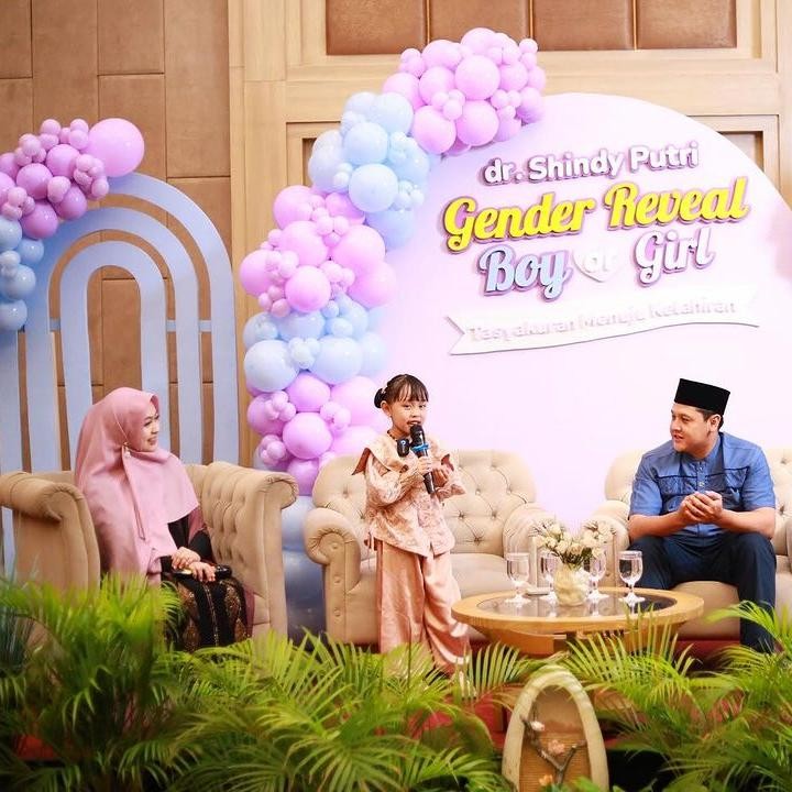 <p>dr. Shindy tidak terlalu banyak menggunakan dekorasi di acara <em>gender reveal</em> ini. Dekorasi utama terlihat di panggung di mana ia menggunakan <em>backdrop</em> yang didominasi oleh balon berwarna pink dan biru muda. dr Shindy menyediakan sofa untuk tempat duduknya dan pembicara yang diundang ke acaranya. (Foto: Instagram @dr.shindyputri_)</p>