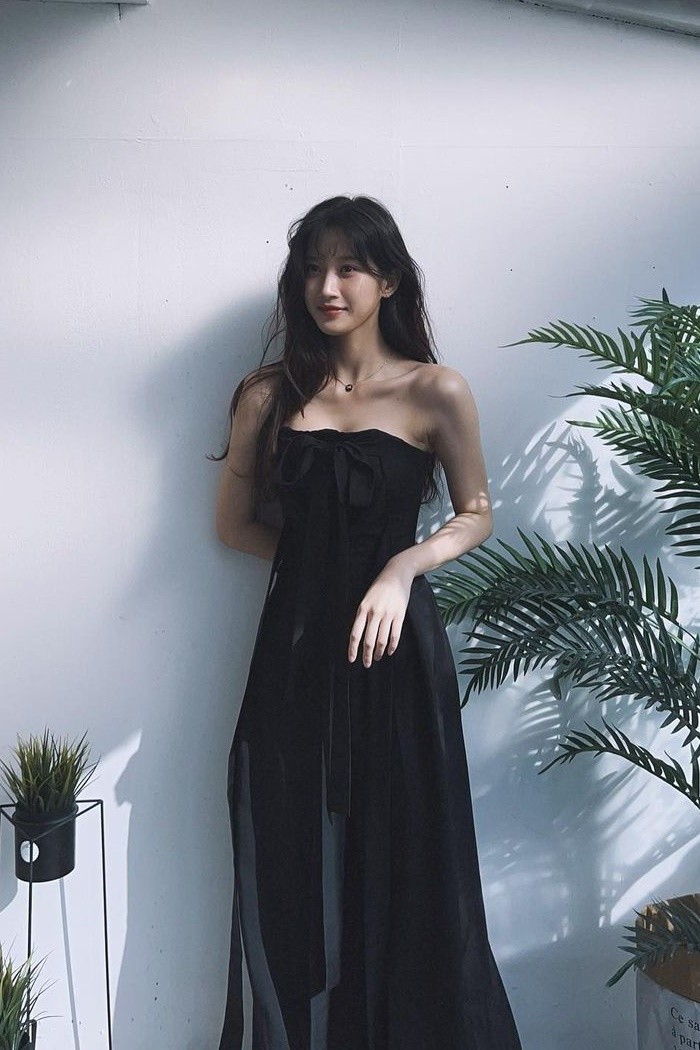 Jika membutuhkan outfit yang anti ribet tapi tetap stylish, Beauties bisa memilih jumpsuit hitam seperti yang dikenakan Moon Ga Young berikut ini. Jumpsuit ini terlihat anggun seperti dress meski sebenarnya adalah celana./ Foto: Instagram/m_kayoung