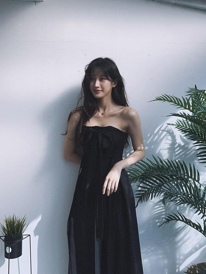 Jika membutuhkan outfit yang anti ribet tapi tetap stylish, Beauties bisa memilih jumpsuit hitam seperti yang dikenakan Moon Ga Young berikut ini. Jumpsuit ini terlihat anggun seperti dress meski sebenarnya adalah celana./Foto: Instagram/m_kayoung