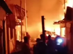 Kebakaran Hebat Permukiman Padat di Bontoala Makassar, 24 Rumah Hangus