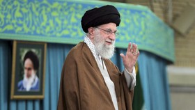 Khamenei Ancam Serang Pangkalan Militer AS, Tegaskan Iran Tak Menyerah