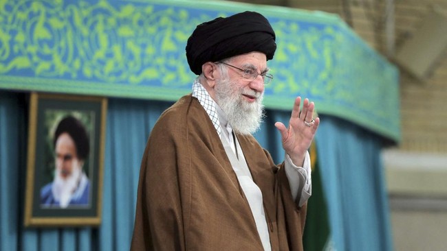 Televisi Pemerintah Iran menyatakan setiap warga AS dan personel militer di wilayah itu "kini menjadi target yang sah," menyusul serangan ke situs nuklir Iran.
