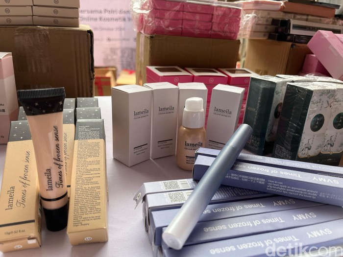 BPOM menyidak gudang yang menjual ratusan ribu kosmetik ilegal, bisa memicu kanker.