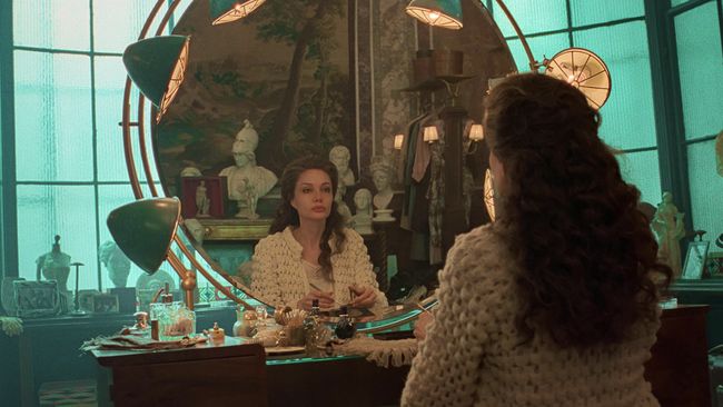 Angelina Jolie berperan sebagai penyanyi opera legendaris, Maria Callas, dalam film Maria (2024).