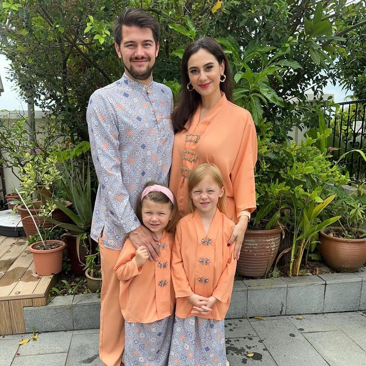 <p>Perempuan 38 tahun ini menikah dengan Benedikt pada 2017 dan dikaruniai dua anak yang cantik. Mereka adalah Alaia Moana Brueggemann dan Olivia Luna. Meski sibuk menjadi Bunda dua anak, Marissa berhasil mencapai mimpinya untuk menyelesaikan pendidikan S2, ya, Bunda. (Foto: Instagram@marissaln)</p>